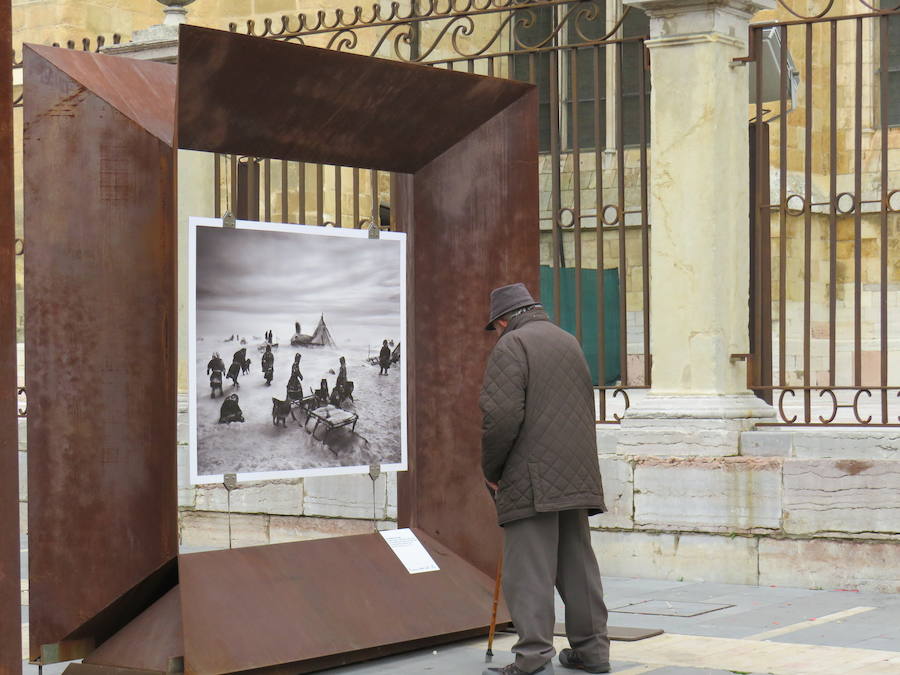 El primer teniente de alcalde, Fernando Salguero, el director de Área de Negocio de CaixaBank en León, Carlos Arruti, y el representante de la obra de Sebastião Salgado en España, Miguel González, inauguran la exposición 'Sebastião Salgado. Génesis. Arte en la calle'.