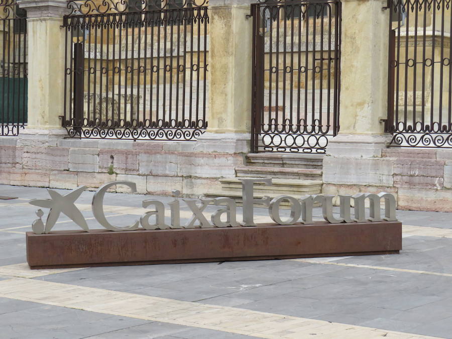 El primer teniente de alcalde, Fernando Salguero, el director de Área de Negocio de CaixaBank en León, Carlos Arruti, y el representante de la obra de Sebastião Salgado en España, Miguel González, inauguran la exposición 'Sebastião Salgado. Génesis. Arte en la calle'.