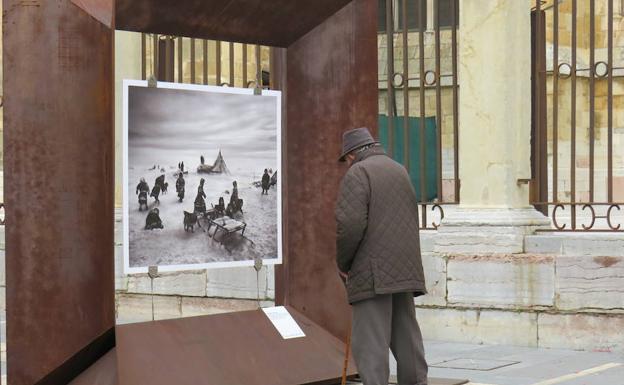 Galería. Un hombre visita la exposición tras su inauguración. 