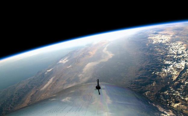 Vista de la Tierra desde el SpaceShipTwo, un cohete diseñado para el turismo espacial.