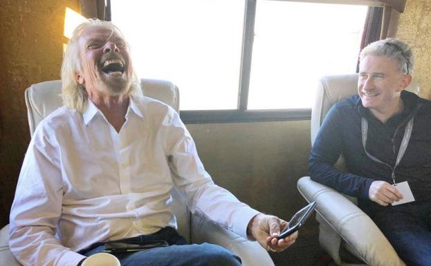 Richard Branson, el dueño de Virgin, recibe los datos del vuelo en su teléfono móvil.