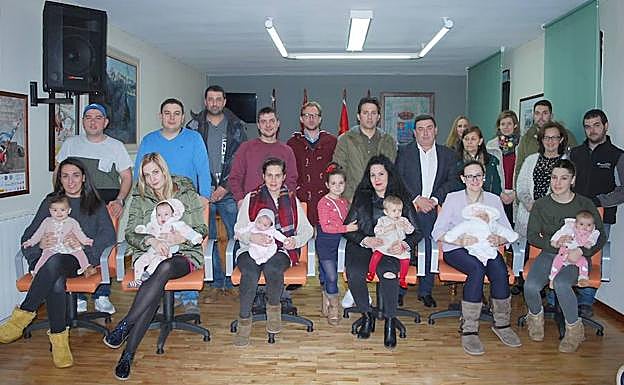 Foto con las seis recién nacidas.