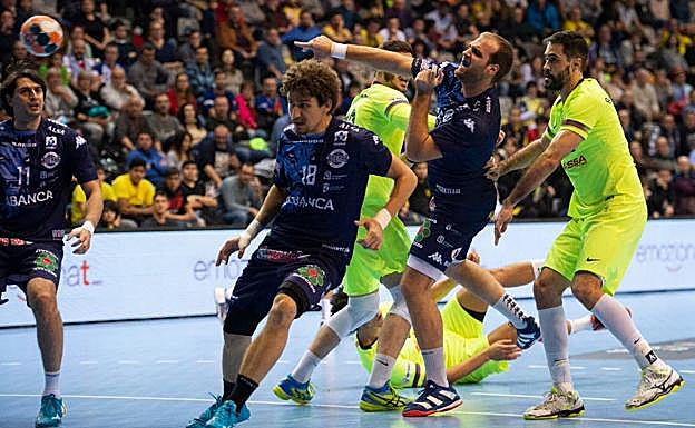 Pesic busca un lanzamiento a portería.