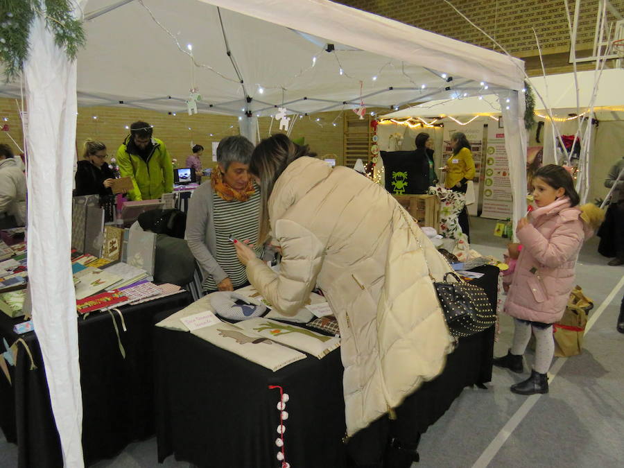 El municipio leonés comienza su apretada agenda de ocio navideño con una feria muy especial en el que las mujeres emprendedoras del municipio y otras llegadas de toda la provincia muestran sus productos en el pabellón deportivo de Navatejera