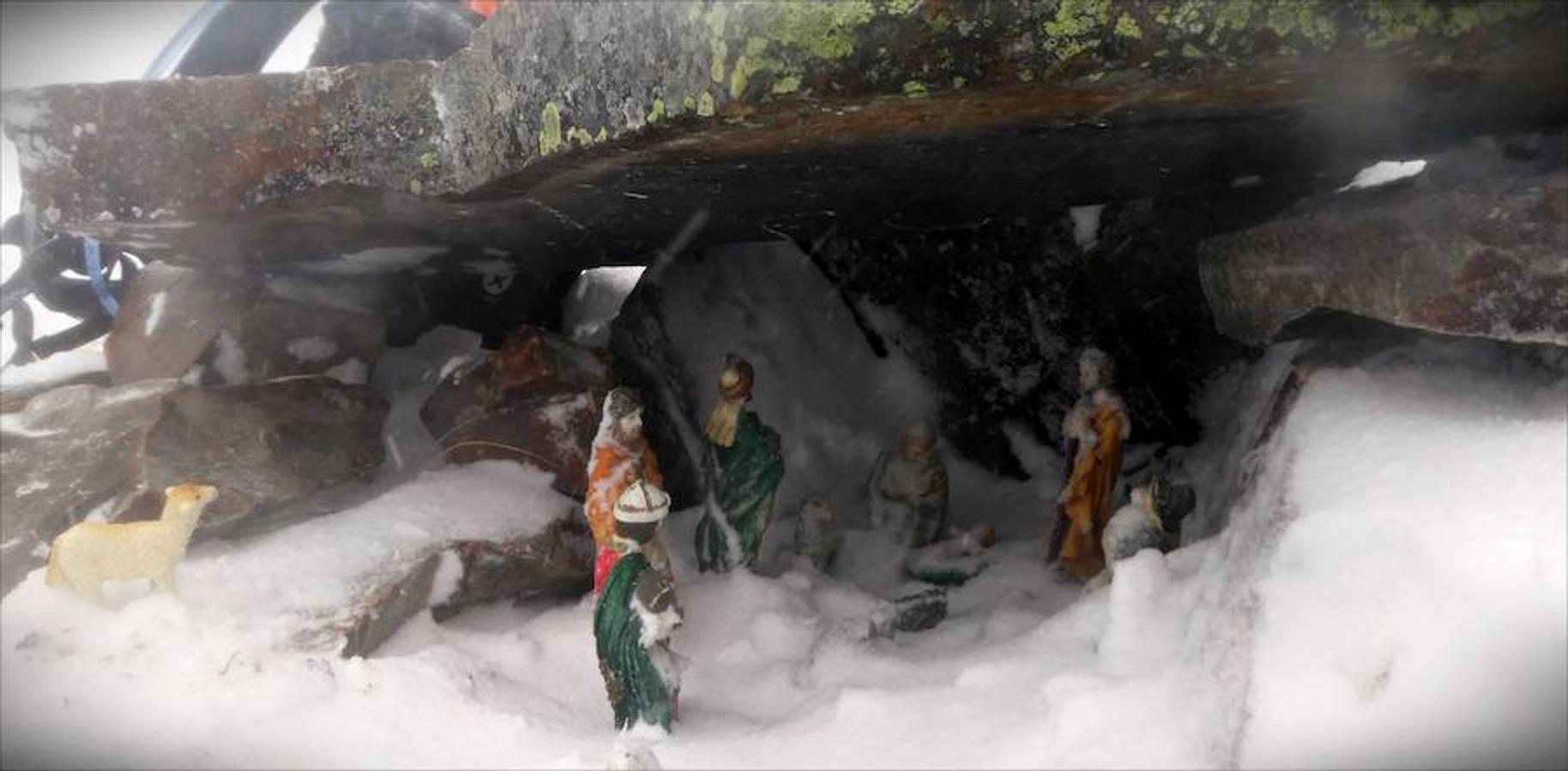 Fotos: Colocación del belén en el Pico Catoute