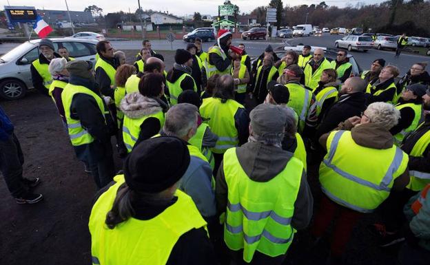 'Chalecos amarillos' protestan en Langon (Francia). 