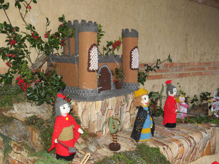 Fotos: Villoria enciende una Navidad de ganchillo