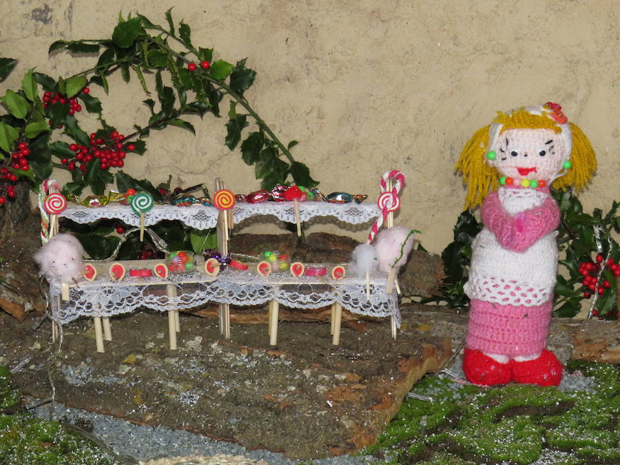 Fotos: Villoria enciende una Navidad de ganchillo