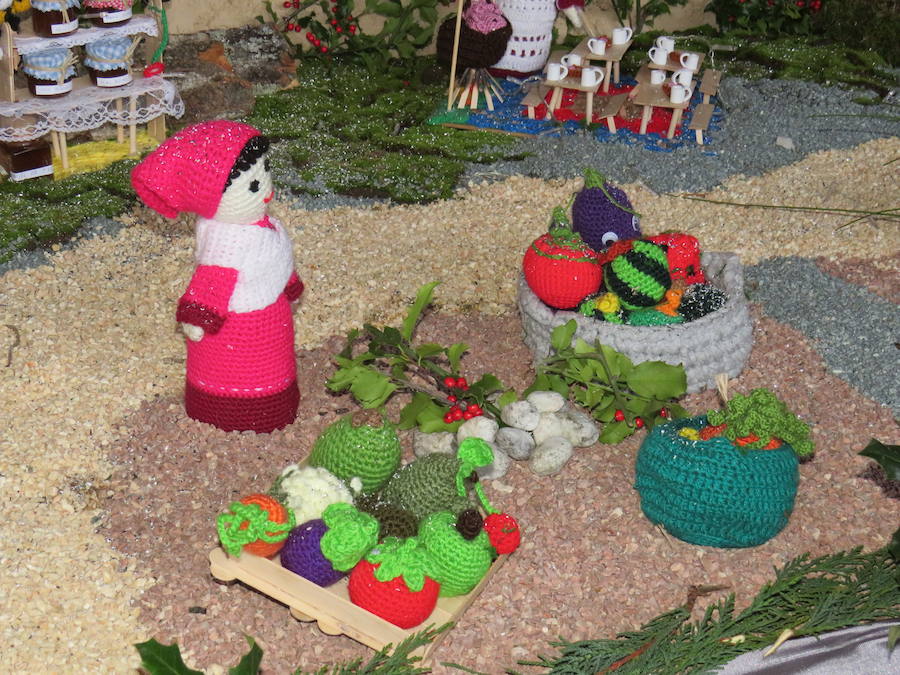 Fotos: Villoria enciende una Navidad de ganchillo