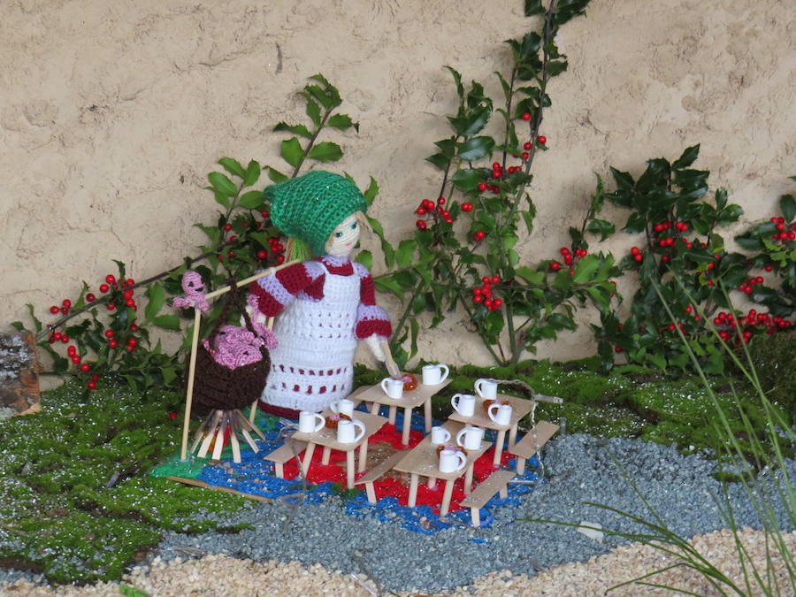 Fotos: Villoria enciende una Navidad de ganchillo