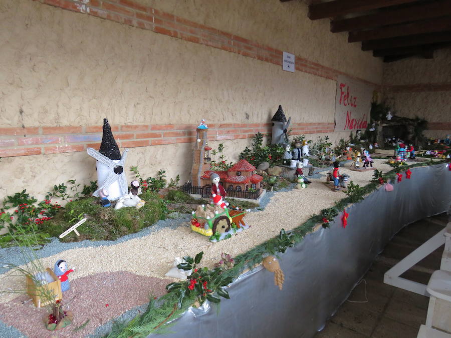 Fotos: Villoria enciende una Navidad de ganchillo