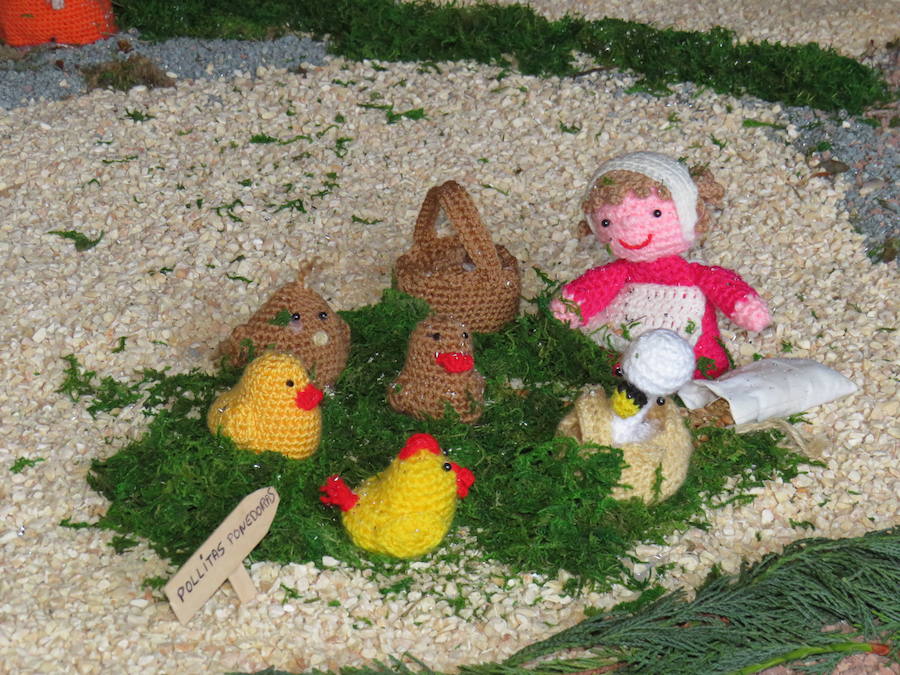 Fotos: Villoria enciende una Navidad de ganchillo