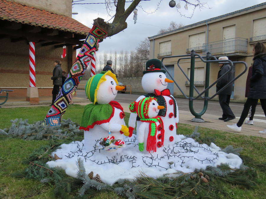 Fotos: Villoria enciende una Navidad de ganchillo