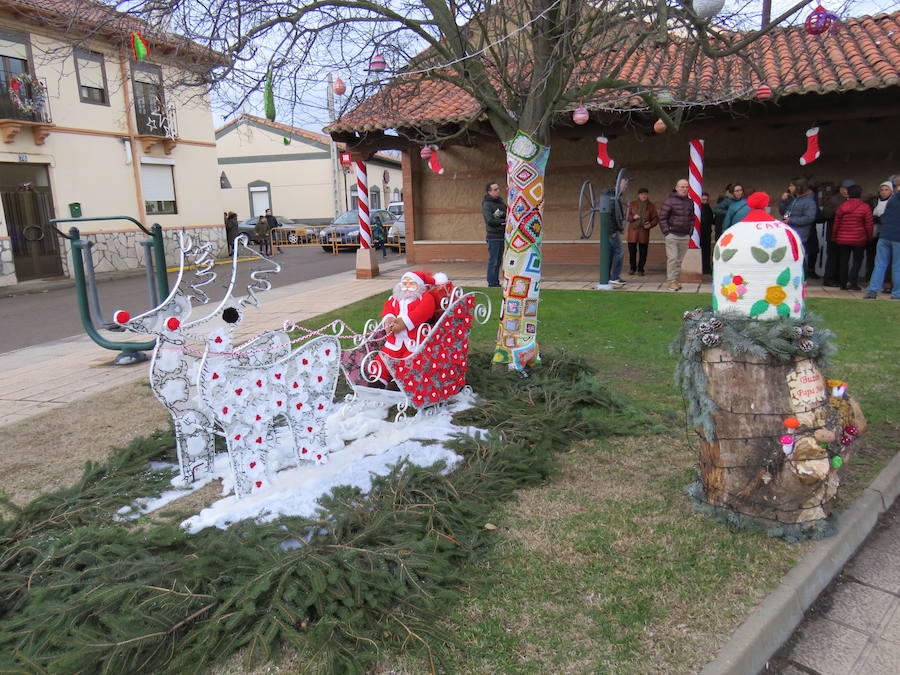 Fotos: Villoria enciende una Navidad de ganchillo