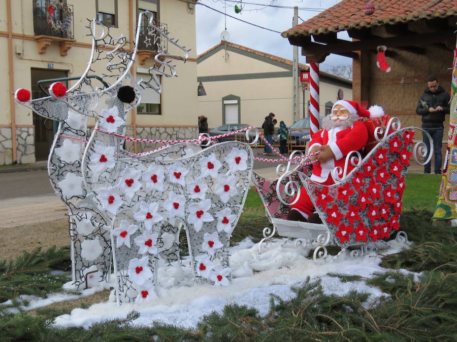 Fotos: Villoria enciende una Navidad de ganchillo