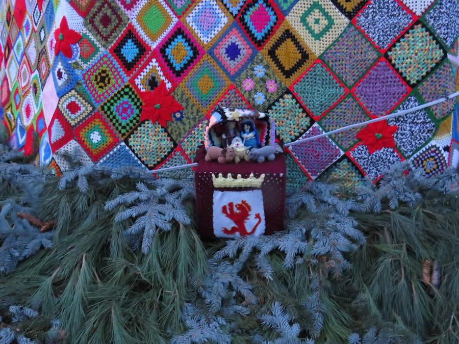 Fotos: Villoria enciende una Navidad de ganchillo