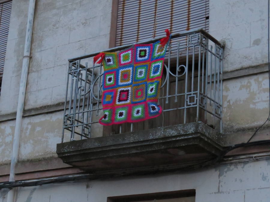 Fotos: Villoria enciende una Navidad de ganchillo