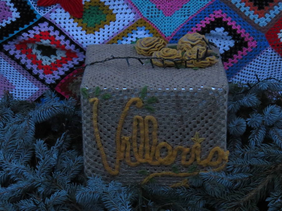 Fotos: Villoria enciende una Navidad de ganchillo