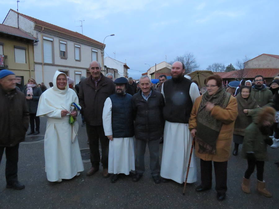Fotos: Villoria enciende una Navidad de ganchillo