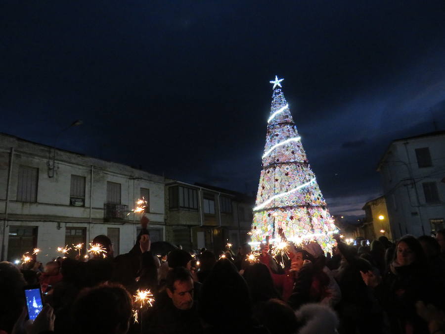 Fotos: Villoria enciende una Navidad de ganchillo