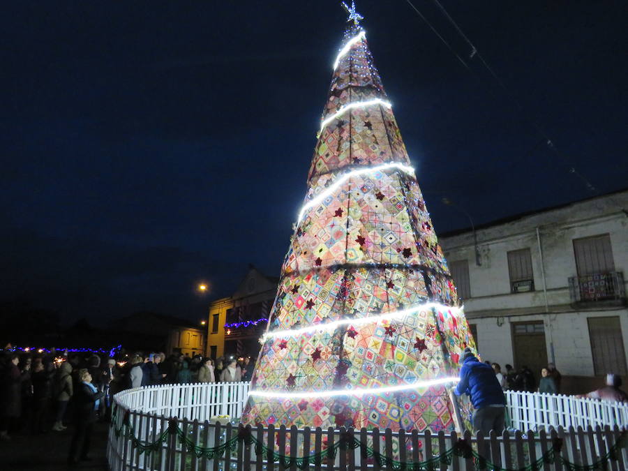 Fotos: Villoria enciende una Navidad de ganchillo