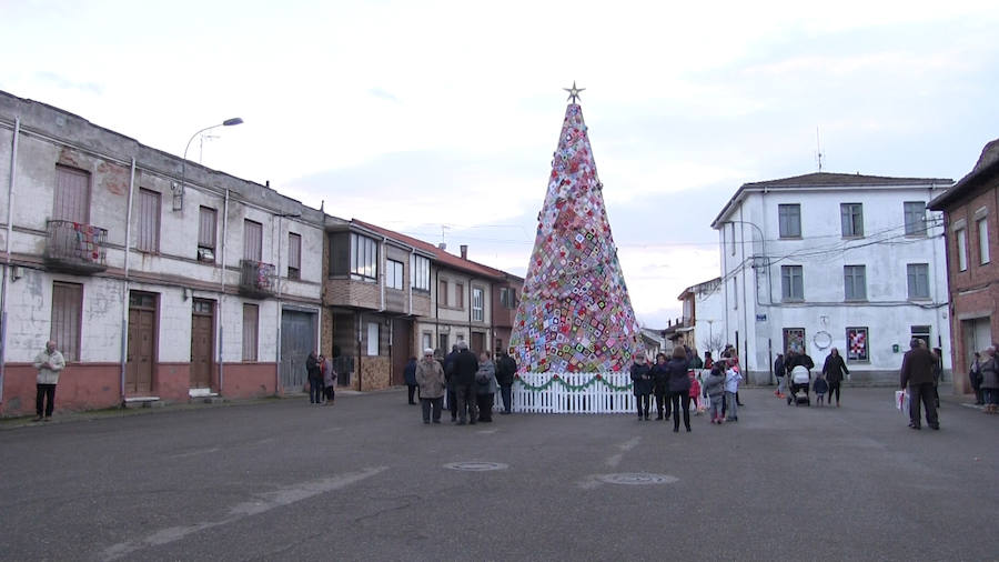 Fotos: Villoria enciende una Navidad de ganchillo