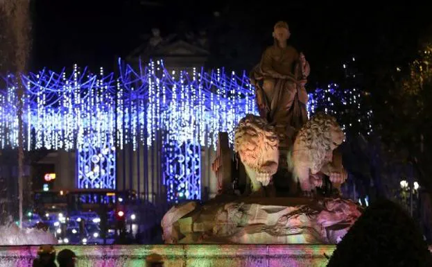 Vista de la fuente de Cibeles de Madrid durante el tradicional encendido de luces de Navidad.