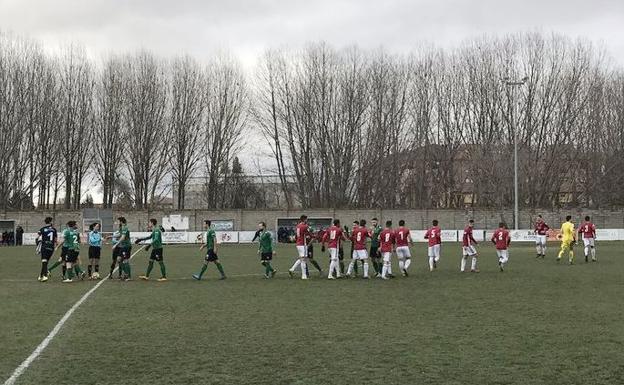 Saludo de los jugadores con la árbitro en el inicio del choque.