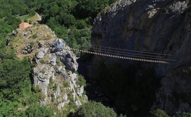 Imagen principal - La Vía Ferrata de Cordiñanes, arriba; el valle de Valdeón, abajo a la izquierda; y la fábrica del queso de Valdeón, a la derecha.