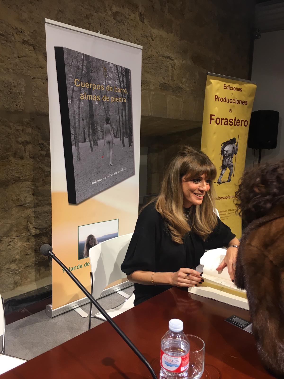 El Palacio Conde de Luna congregó a más de un centenar de personas para descubrir de manos de su autora las entrañas de este libro