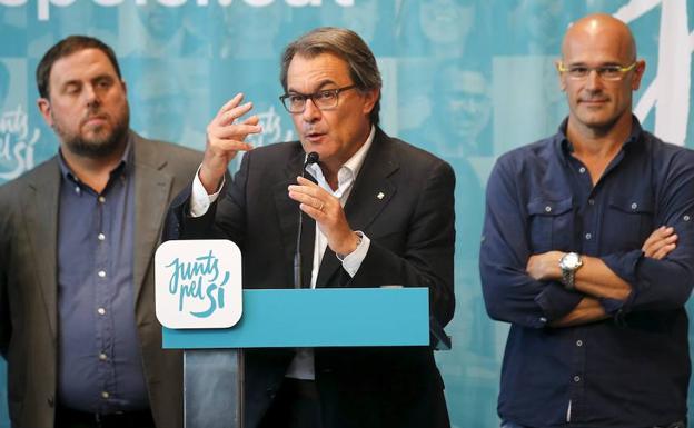 Junqueras (i), Puigdemont (c) y Romeva, en una imagen de archivo. 