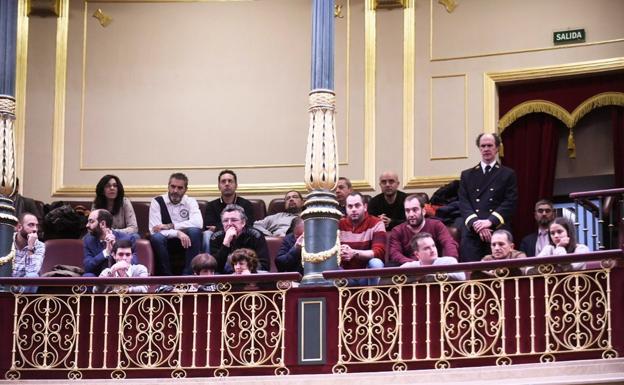 Empleados de las subcontratas mineras acudieron a la sesión en el Congreso de los Diputados.