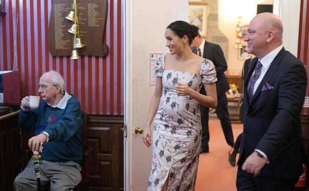 La duquesa de Sussex recorre las instalaciones mientras Richard O'Sullivan, protagonista de la serie 'Un hombre en casa', toma un té.