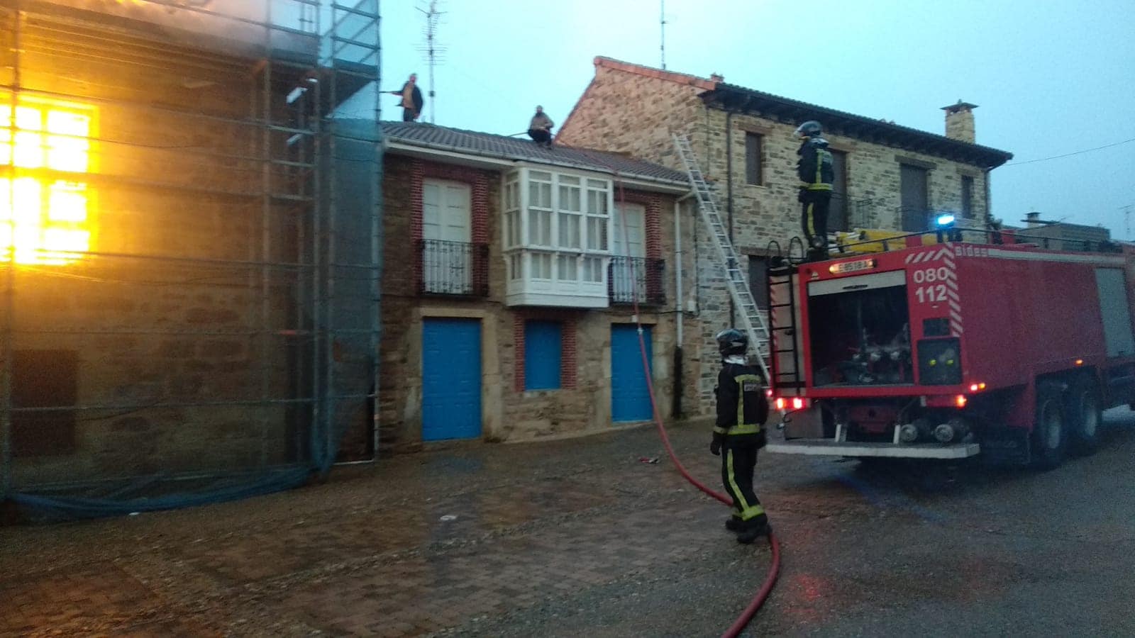 Fotos: Un incendio causa números daños en la Vieja Botica de Santa Colomba de Somoza