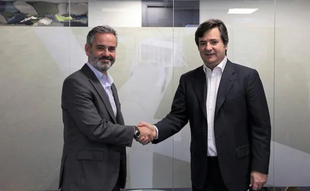 Eduardo Medina y Óscar Heckh, durante la firma del acuerdo de compraventa de la planta de Villadangos