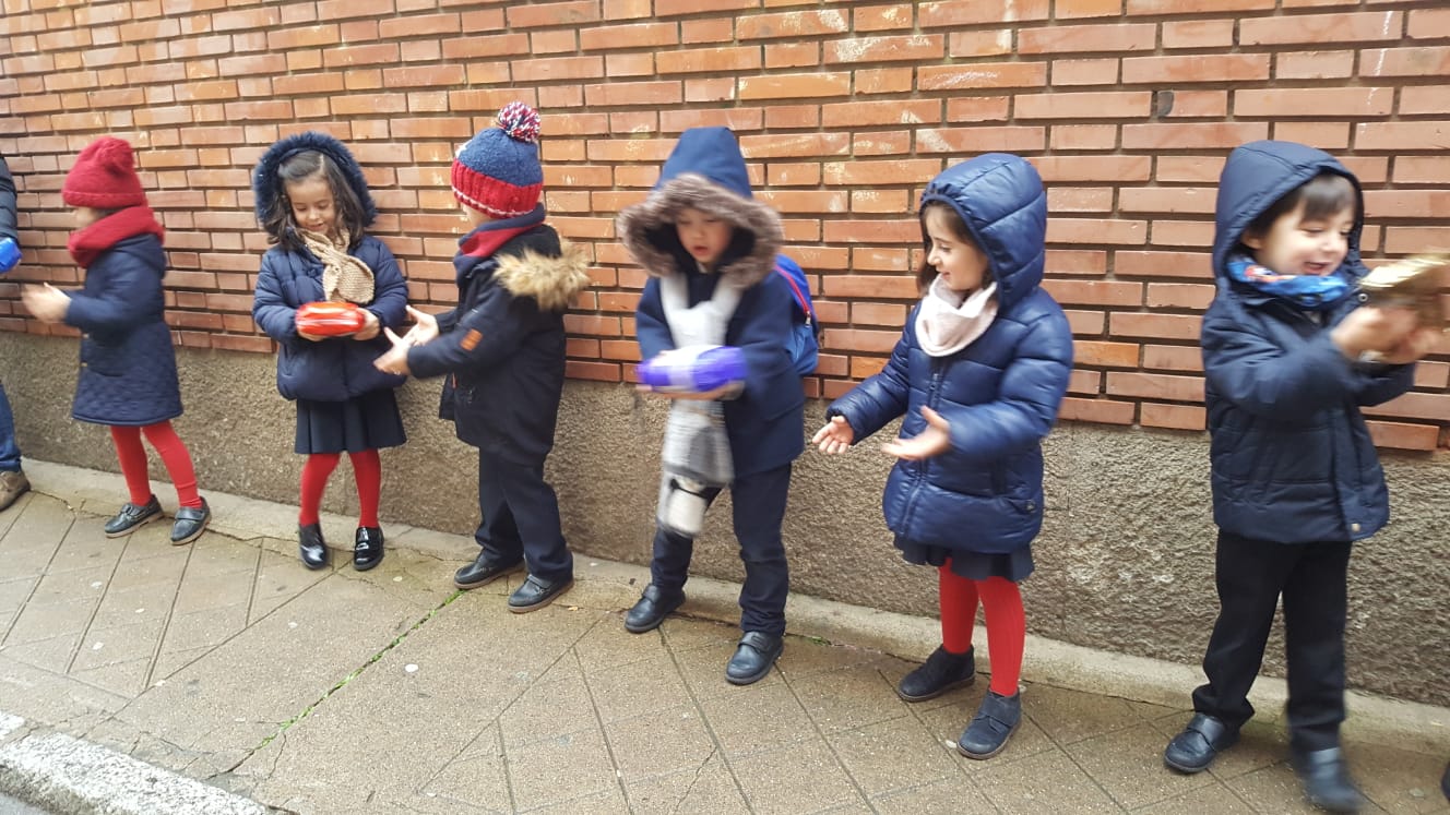 Cadena solidaria del colegio Discípulas de Jesús