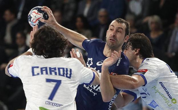 Imagen principal - Carou y Fede Vieyra, en el partido de vuelta de Champions ante Montpellier (1). Costoya, en un partido con el Abanca Ademar (2). Guijosa, técnico del Abanca Ademar (3).