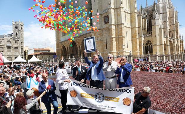 León recibe el reconocimiento del récord.