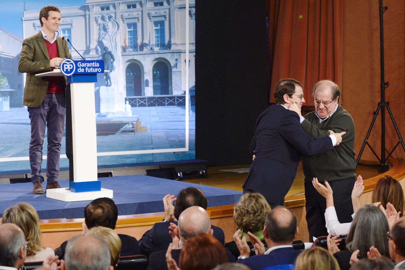 Mañueco promete a Casado que Castilla y León le llevará en volandas a La Moncloa