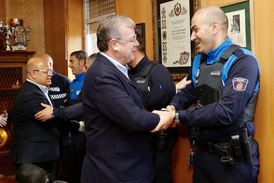 Fotos: El alcalde de León felicita las fiestas a los bomberos y cuerpos policiales del municipio