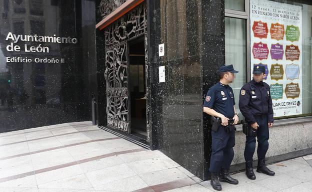 Miembros de la UDEF del Cuerpo Nacional de Policía, registran el ayuntamiento de León. 