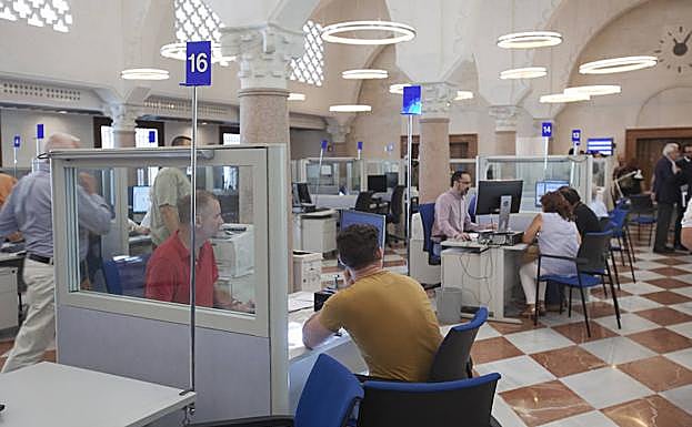 Un grupo de funcionarios trabajando en una delegación de Hacienda.