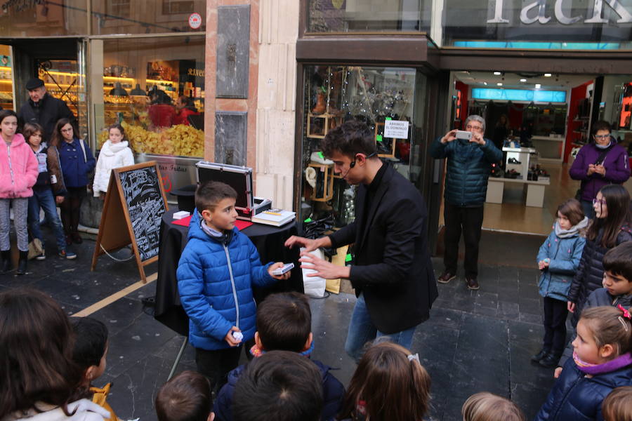 Diversos enclaves de la capital leonesa son testigos de estos espectáculos gratuitos enmarcados dentro del Festival Internacional 'Vive la Magia'