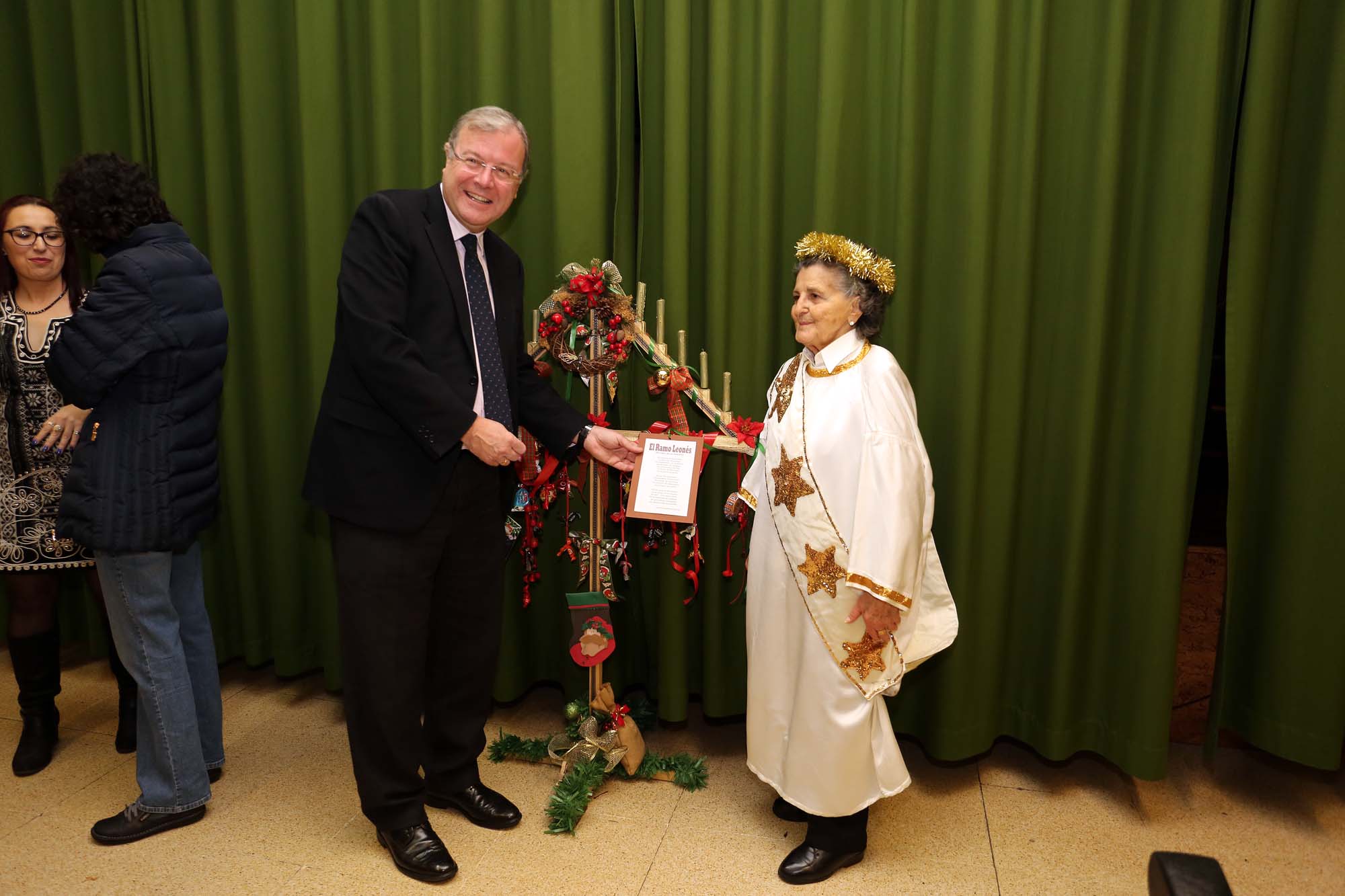 Fotos: Silván visita la Residencia de Mayores &#039;Virgen del Camino&#039;