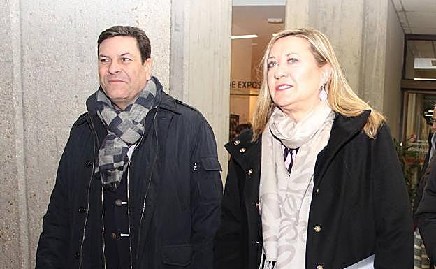 Carlos Fernández Carriedo, consejero de Empleo, y Pilar del Olmo, consejera de Economía y Hacienda, en una imagen de archivo.