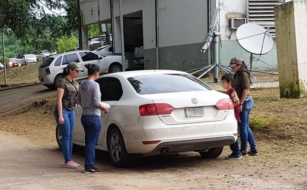 Imagen de la mujer y el hijo tras ser rescatados.