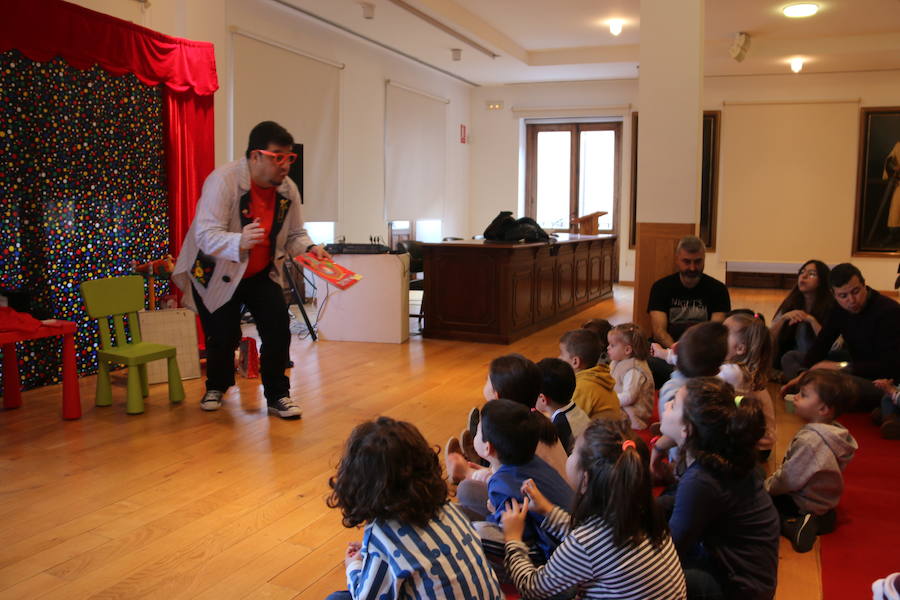 El Salón de los Reyes de San Marcelo ha sido el lugar que ha acogido este espectáculo dirigido para bebes que se repetirá a lo largo de este festival