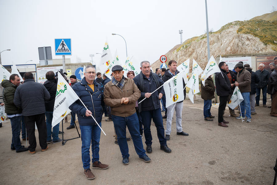 Agricultores de Castilla y León se manifiestan contra la subida del precio de la remolacha frente a la Azucarera de Toro, en Zamora. 