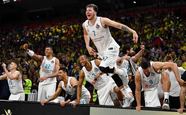 Los jugadores del Real Madrid saltan a la pista para celebrar la consecución de la 'décima' en Belgrado. 