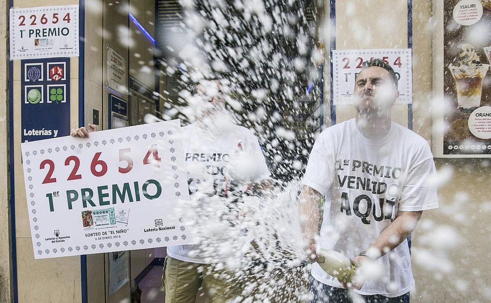 Un lotero celebra un sorteo de la Lotería del Niño.